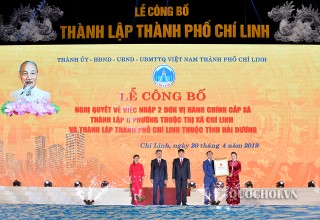 HÌNH ẢNH CHỦ TỊCH QUỐC HỘI NGUYỄN THỊ KIM NGÂN TRAO NGHỊ QUYẾT THÀNH LẬP THÀNH PHỐ CHÍ LINH, TỈNH HẢI DƯƠNG